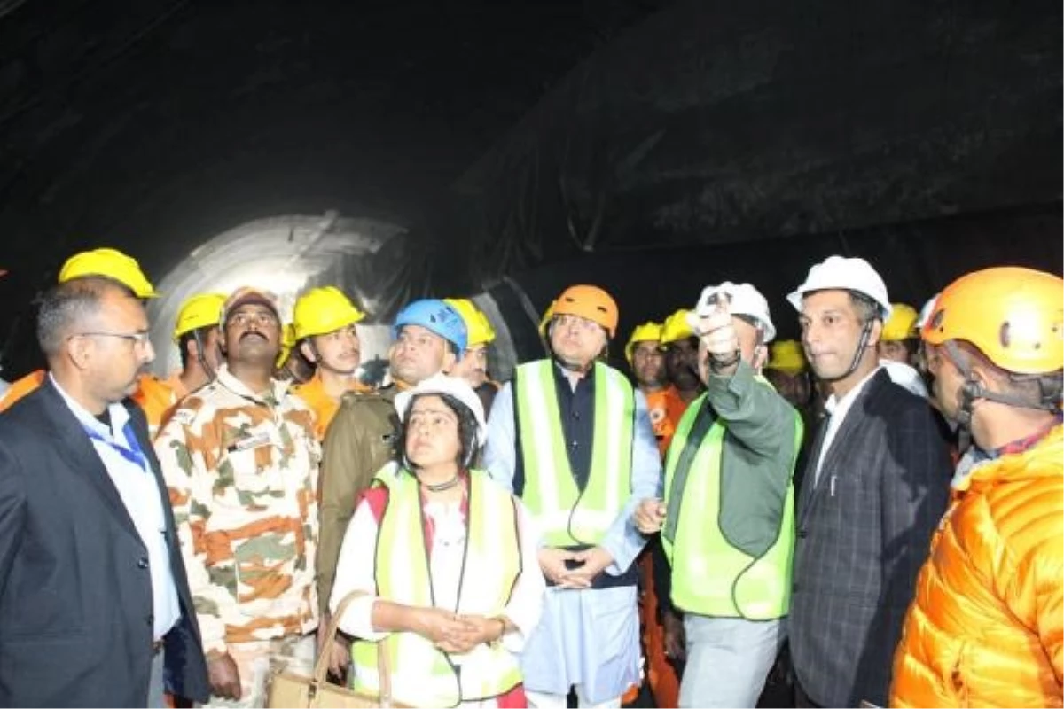 Hindistan\'da çöken tünelde mahsur kalan işçiler için kurtarma çalışmaları devam ediyor