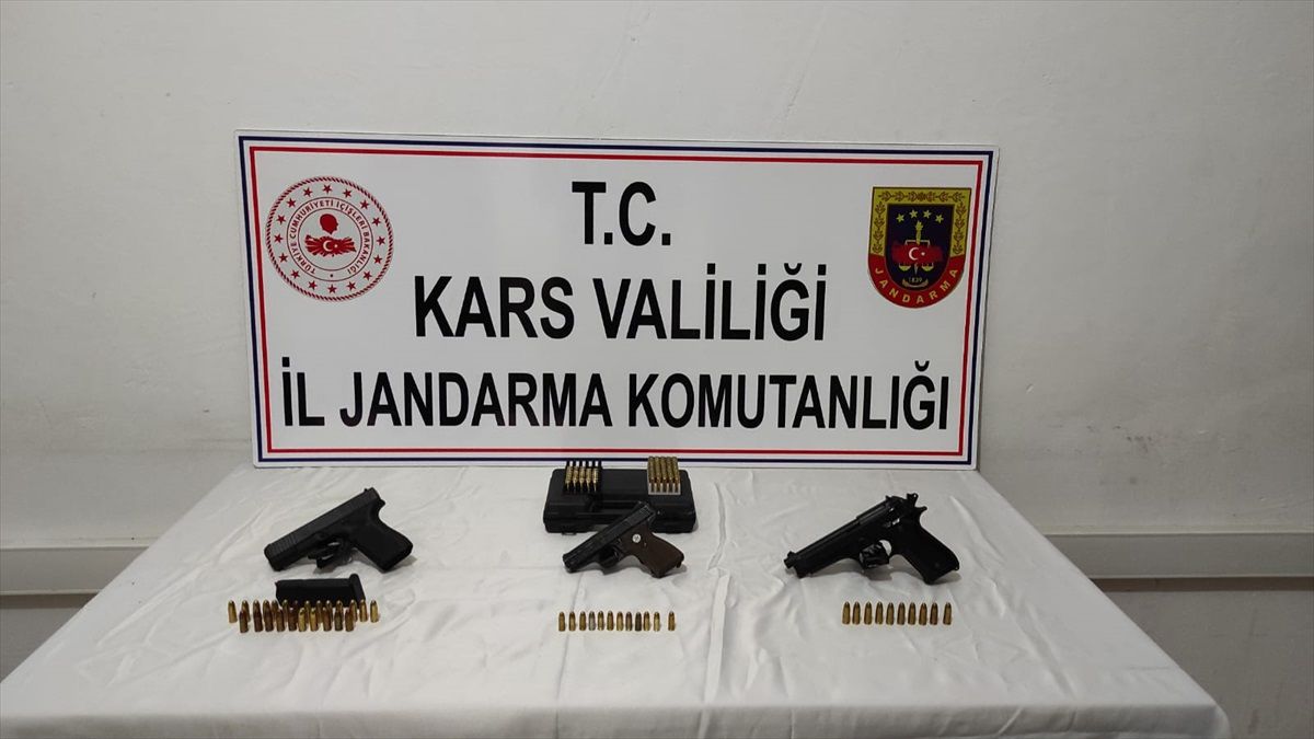 Kars\'ta silah kaçakçılarına yönelik operasyonda 2 şüpheli gözaltına alındı