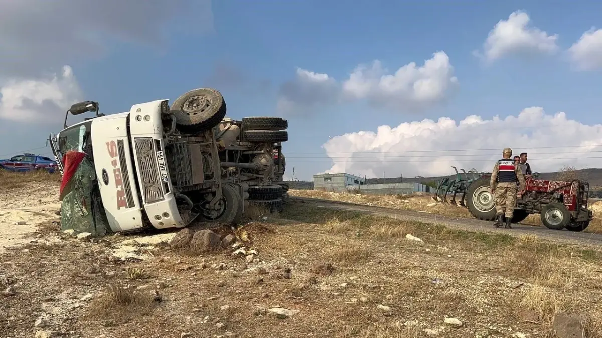 Kilis\'te kum yüklü kamyon devrildi, 1 kişi yaralandı