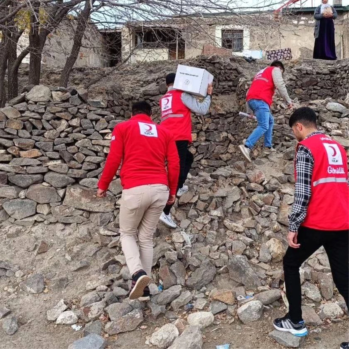 Türk Kızılay\'ı Ağrı Şubesi, köy köy dolaşarak gıda yardımı yapıyor