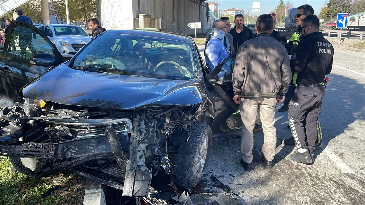 Kütahya\'da Resmi Otomobil ile Kamyonet Çarpıştı: 2\'si Memur 4 Kişi Yaralandı