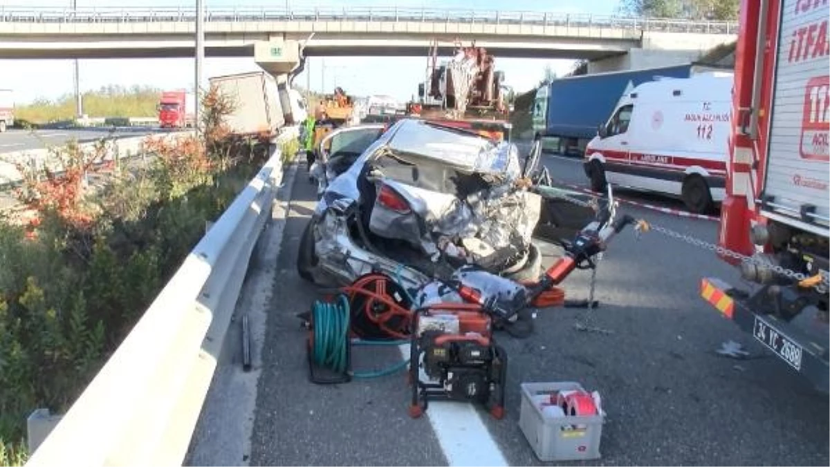 Kuzey Marmara Otoyolu\'nda TIR\'ın otomobile çarpması sonucu bir kişi hayatını kaybetti