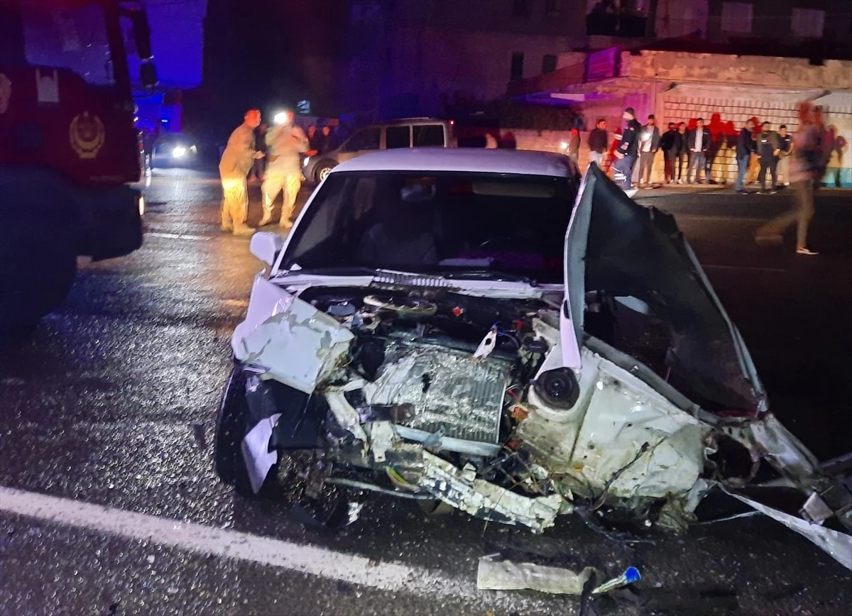 Mardin\'de Otomobil ile Hafif Ticari Araç Çarpışması: 6 Yaralı