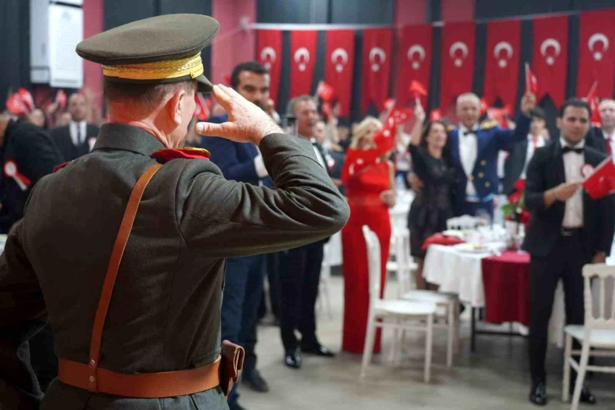 Atatürk\'e Benzetilen Şahsın Zeybek Oynaması Tepki Topladı