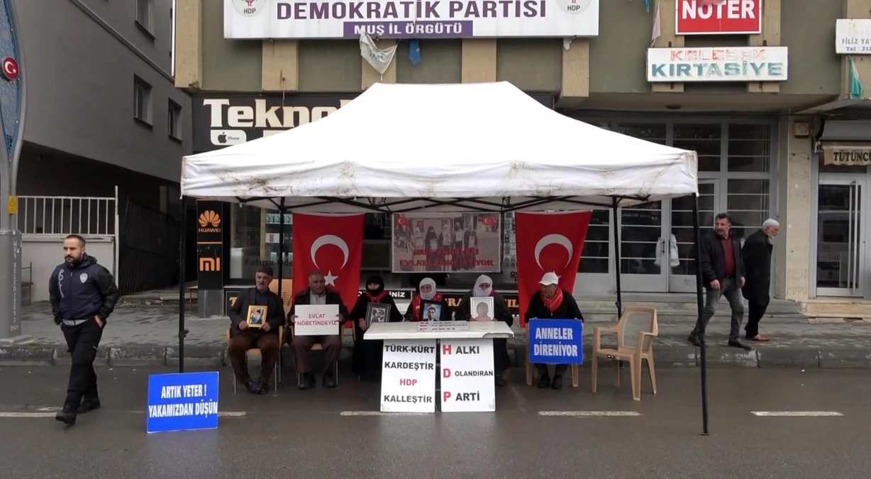 Muş\'ta HDP İl Başkanlığı önünde oturma eylemi sürüyor
