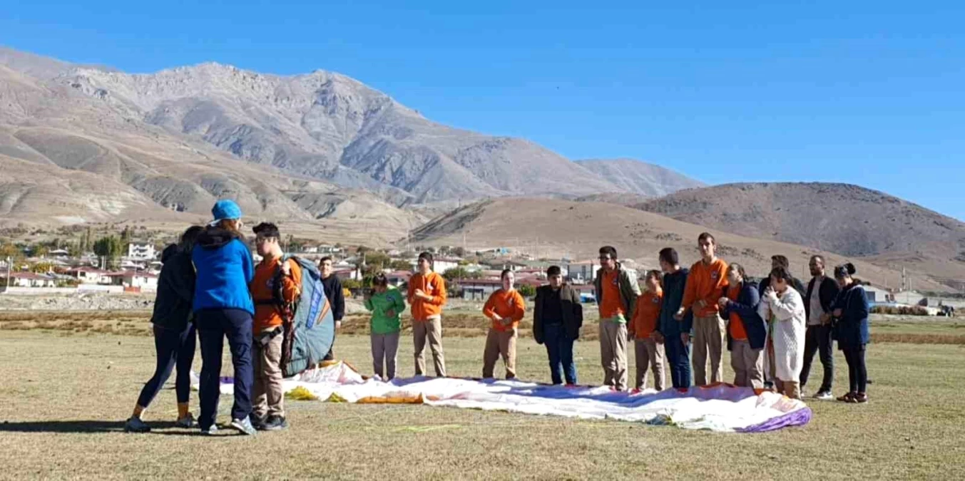 Erzincan\'da Özel Çocuklar Yamaç Paraşütü Heyecanı Yaşadı