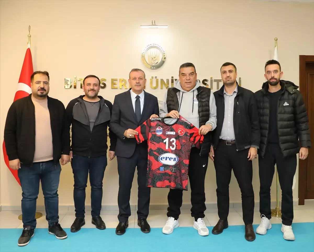 TÜRŞAD Voleybol Takımı yöneticileri Rektör Elmastaş\'ı ziyaret etti