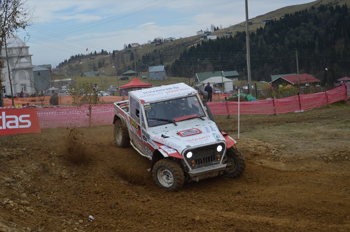 Trabzon\'da Off-Road Şampiyonasında İkincilik Elde Eden Yardımcı Pilot Hande Erdoğan, Gelecek Yıllarda Pilot Olmayı Hedefliyor