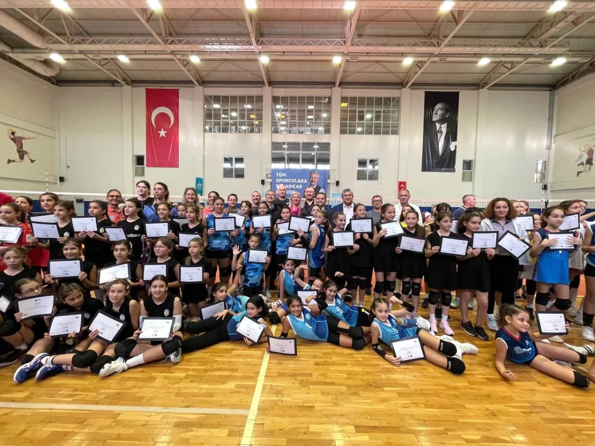 Nilüfer Belediyesi Mini Voleybol Şenliği\'nde 800 çocuk sporla buluştu