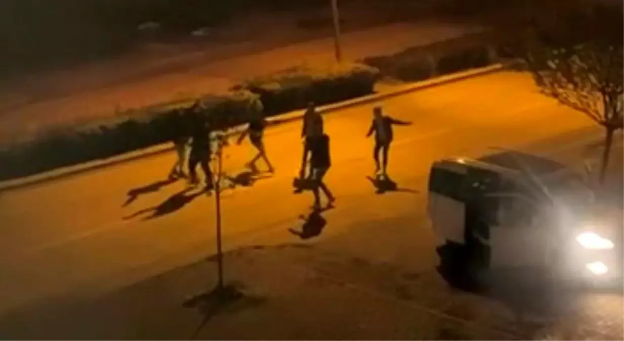 Eskişehir\'de Gençler Cadde Ortasında Çiftetelli Oynadı