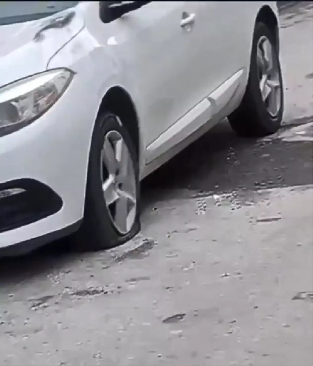 Eskişehir'de park halindeki araçların lastikleri kesildi, şüpheli yakalandı