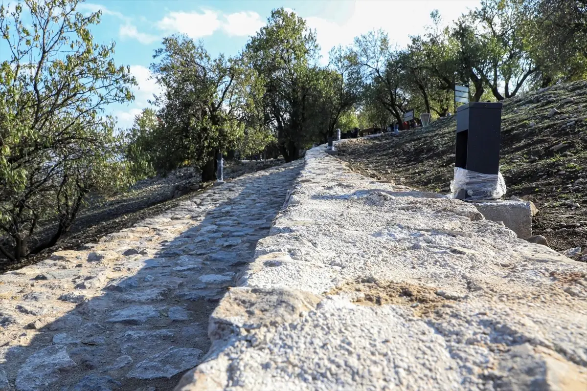 Akdamar Adası\'nda Yürüyüş Yolu ve Çevre Düzenleme Çalışmaları Devam Ediyor