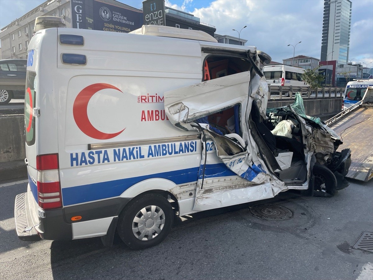 Avcılar\'da Zincirleme Trafik Kazası: 2 Yaralı