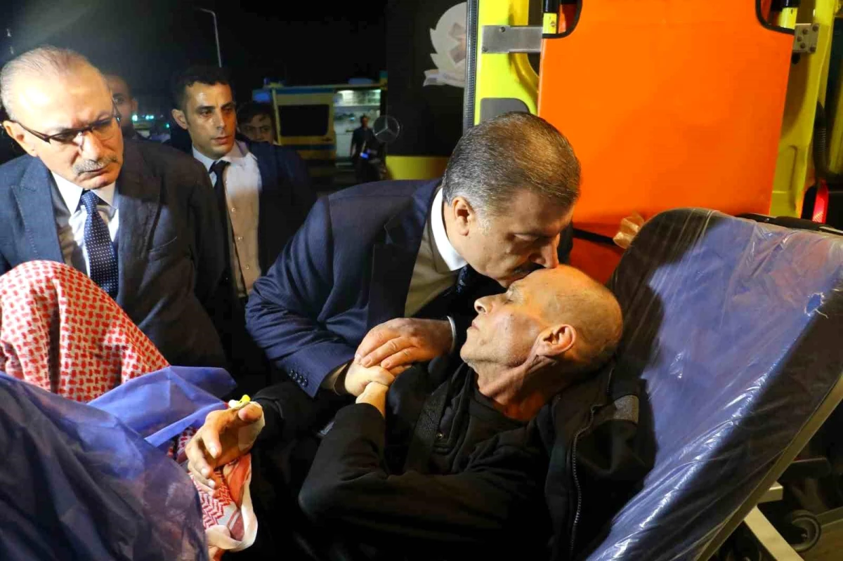 Sağlık Bakanı Fahrettin Koca, Gazzeli hastalarla ilgilendi