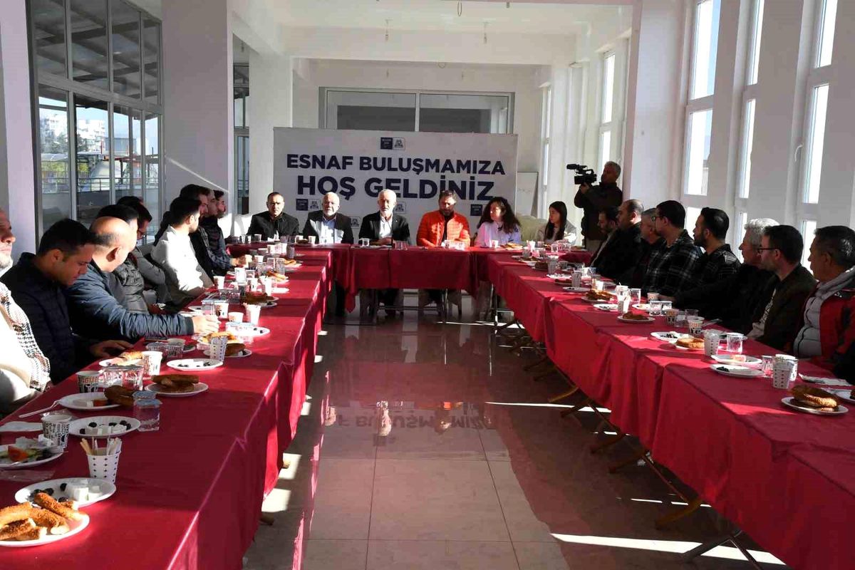 Isparta Belediye Başkanı Şükrü Başdeğirmen, Şehir Hastanesi Karşısındaki Esnaflarla Buluştu