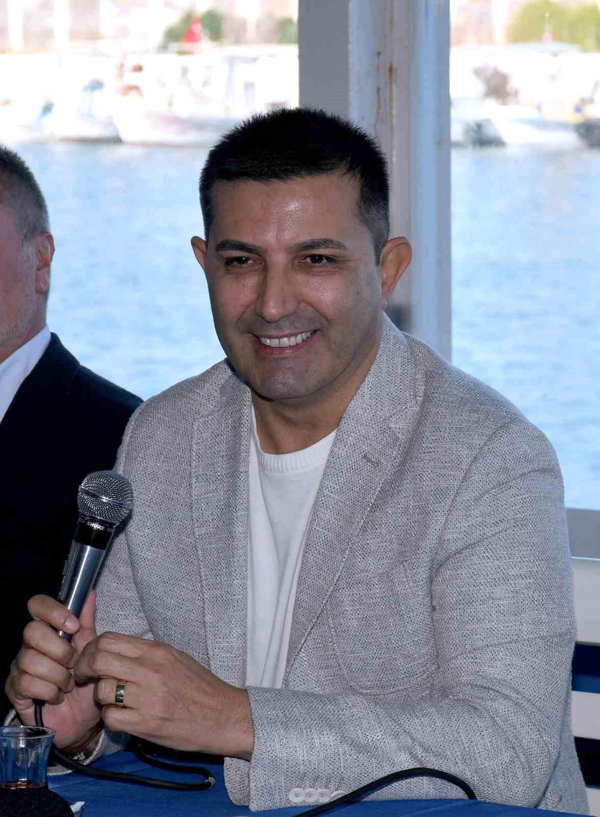 Kuşadası Belediye Başkanı Balıkçılar Kahvesi\'ni Yenileme Sözü Verdi