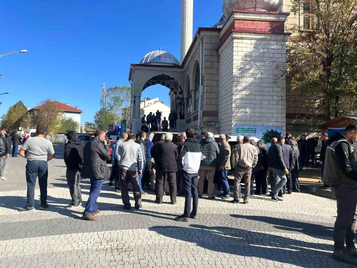 İhsangazi\'de Namaz Kılanlara 2 Bin Fidan Dağıtıldı