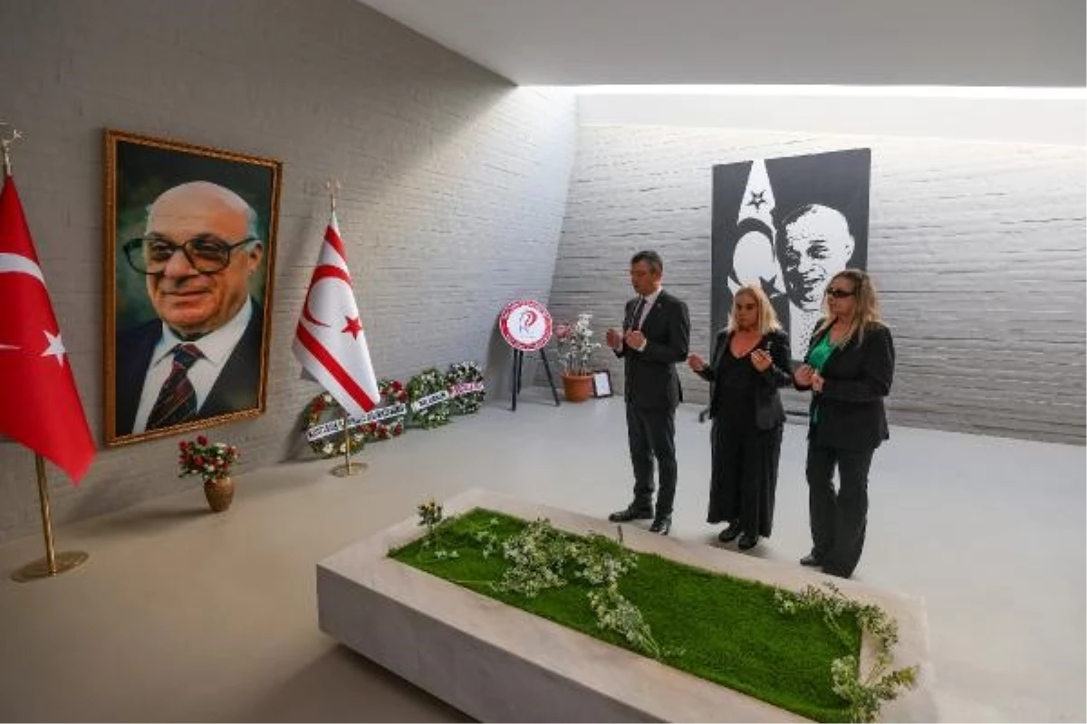 CHP Genel Başkanı Özgür Özel, Denktaş ve Küçük\'ün mezarlarını ziyaret etti