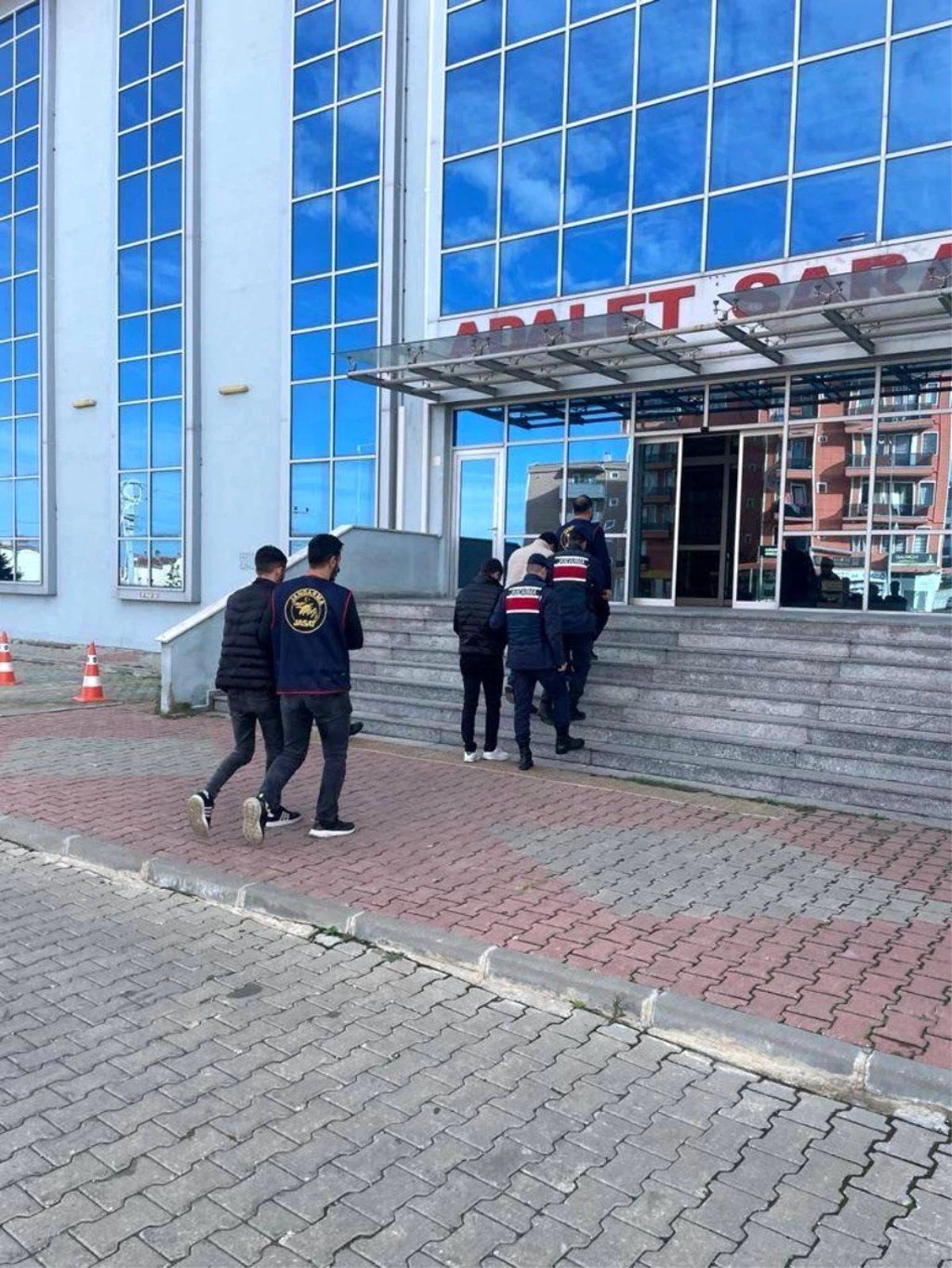 Edirne\'de çalınan tekne motorlarını İstanbul\'da sattıkları iddiasıyla gözaltına alınan 5 şüpheliden 2\'si tutuklandı