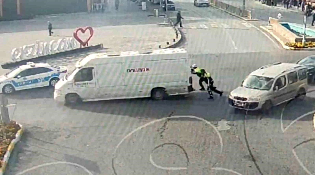 Erzincan\'da trafik polisleri arızalanan kamyoneti iterek sürücüye yardım etti