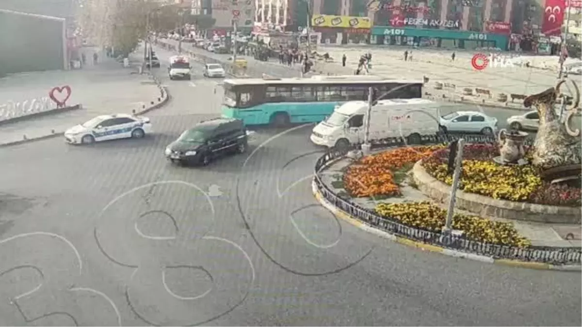 Erzincan'da trafik polisleri arızalanan aracı yolda bırakmadı