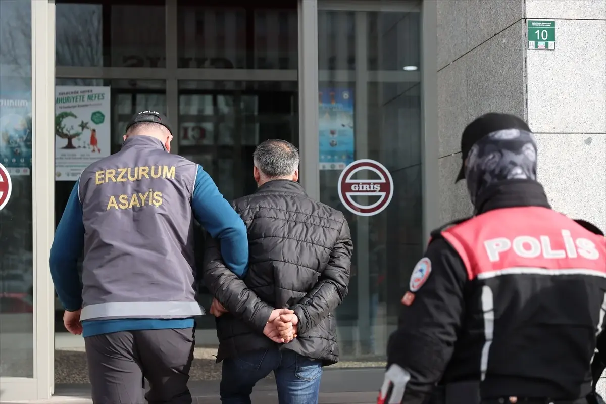 Erzurum\'da aranan arkadaşının kimliğiyle otelde kalmak isteyen hükümlü ve aranan arkadaşı polislerce yakalandı