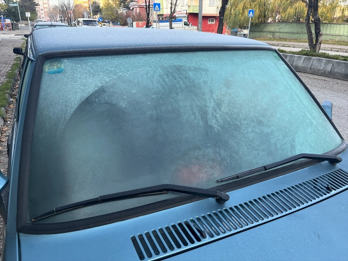 Doğu Anadolu\'da Soğuk Hava Etkisi: Araçlar Buz Tutuyor