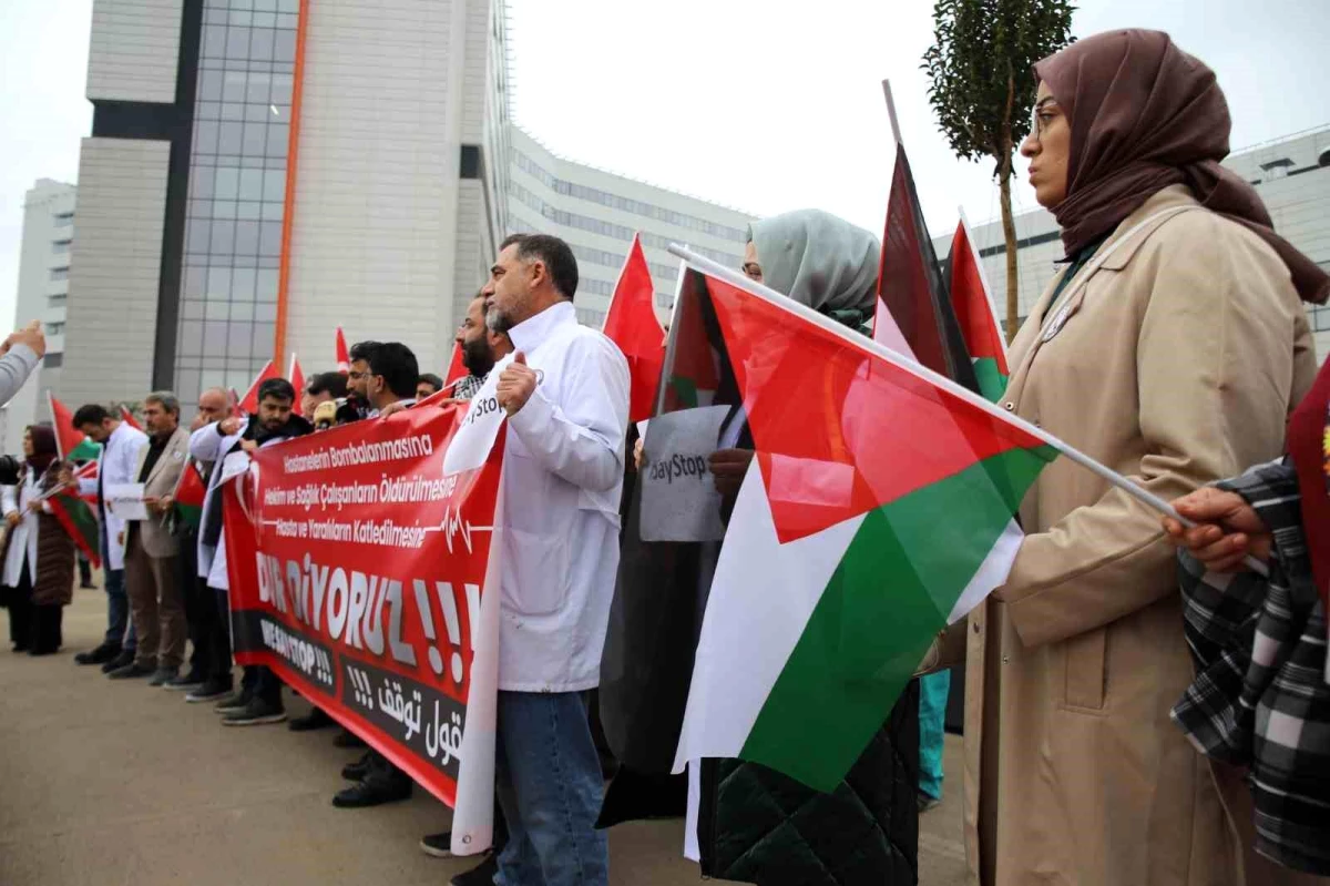Gaziantep\'te, İsrail\'in saldırıları sağlıkçılar tarafından protesto edildi