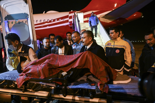 Gazzeli kanser hastalarıyla refakatçilerini Mısır'dan getiren uçaklar Esenboğa Havalimanı'na indi