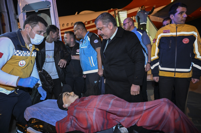 Gazzeli kanser hastalarıyla refakatçilerini Mısır'dan getiren uçaklar Esenboğa Havalimanı'na indi