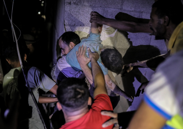 İsrail, Gazze'deki Sabra Mahallesi'ni bombaladı! 50'ye yakın kişi öldü, onlarca yaralı var