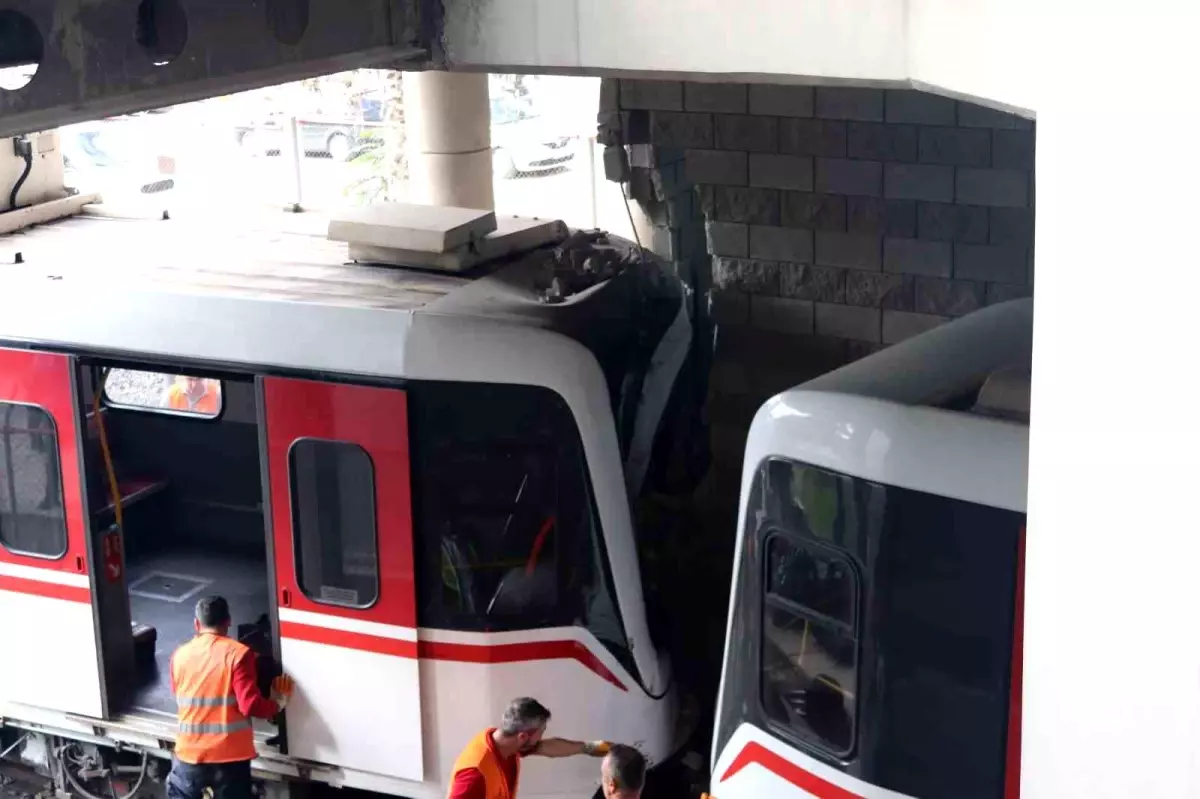 İzmir\'de seyir halindeki metro, Sanayi durağında raydan çıkarak duvara çarptı. Bölgeye çok sayıda ekibin sevk edildiği öğrenildi.