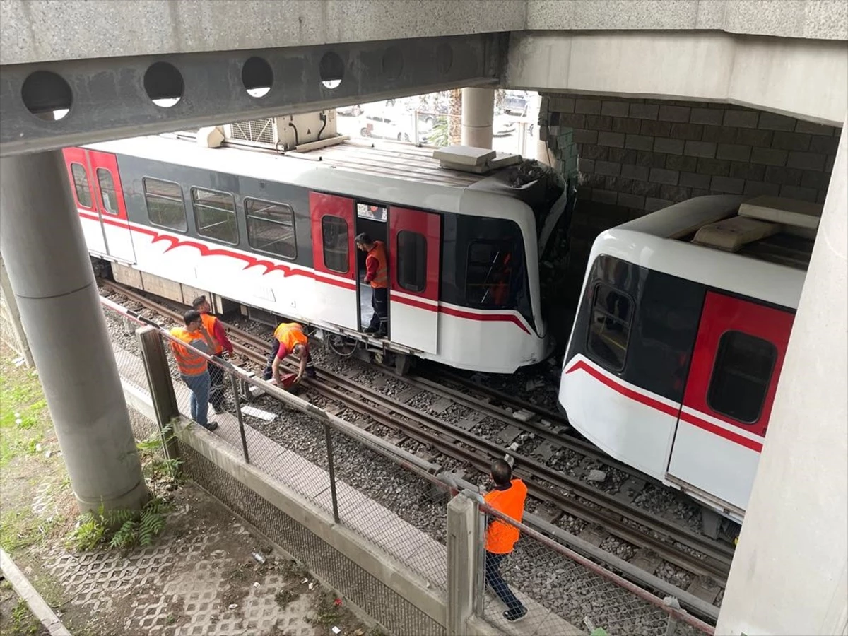 İzmir\'de Metro Kazası: 3 Kişi Yaralandı