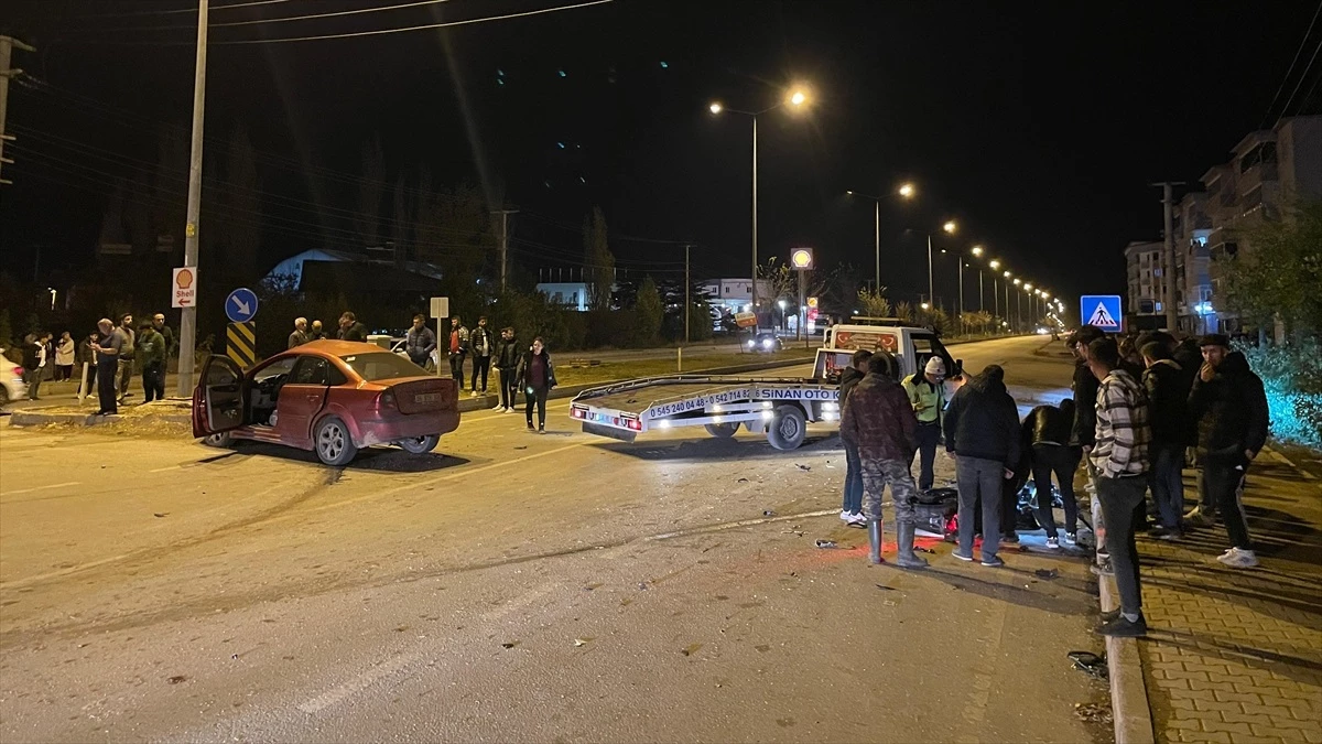 Kahramanmaraş\'ta Otomobil ile Motosiklet Çarpıştı: 2 Kişi Ağır Yaralandı