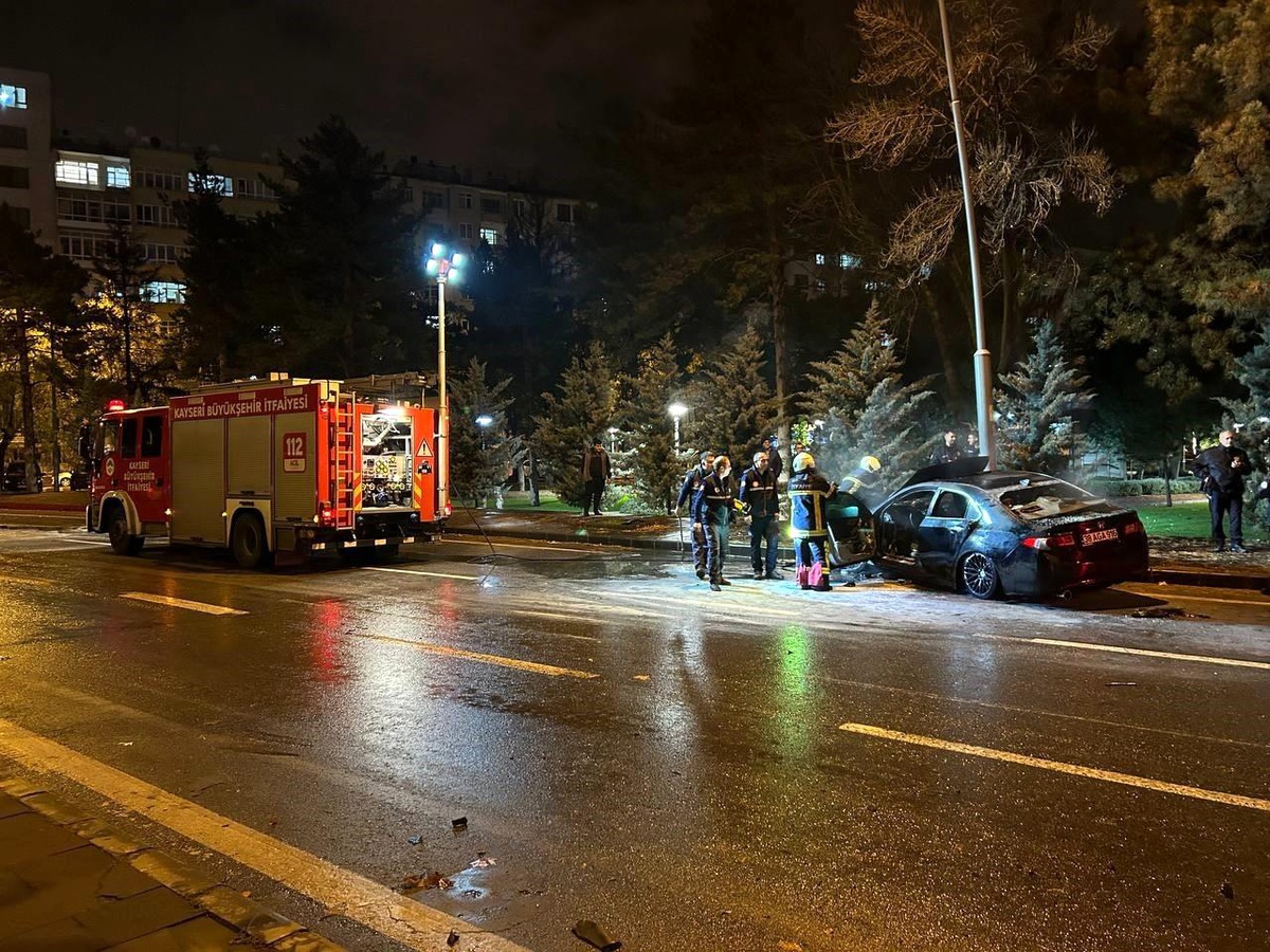 Kazadan sonra yanan otomobilin sürücüsü kaçtı
