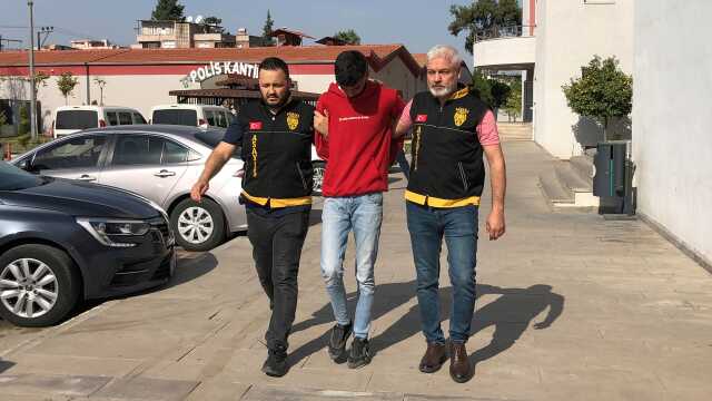Kargo çalışanı çaldığı telefonlarla sevgilisine otomobil hediye etti Kargo çalışanı çaldığı telefonlarla sevgilisine otomobil hediye etti