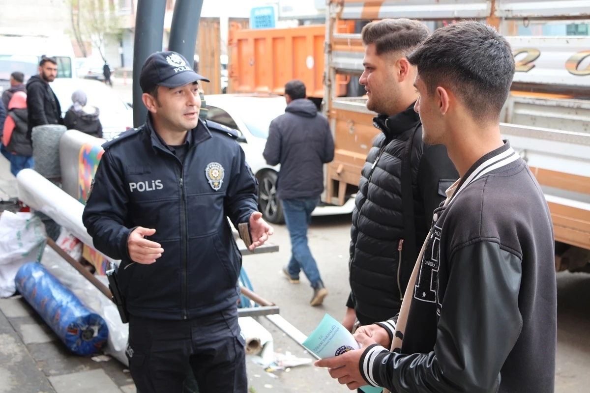 Karlıova\'da Polis Ekipleri Dolandırıcılık Olaylarına Karşı Bilgilendirme Çalışması Yaptı