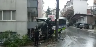 Gölcük'te freni boşalan otobüs evin balkonuna çarptı