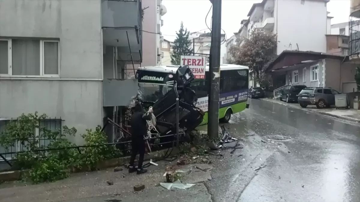 Gölcük'te freni boşalan otobüs evin balkonuna çarptı