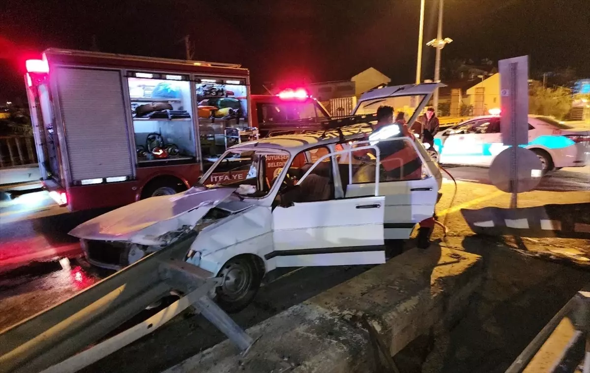 Fethiye\'de Çelik Bariyere Saplanan Otomobilin Sürücüsü Yaralandı