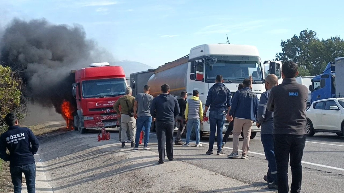 Bursa-İzmir Karayolu\'nda Kamyon Yangını