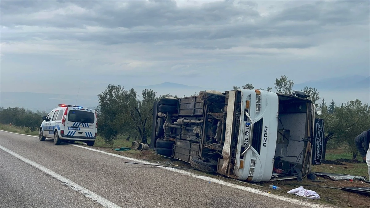 Osmaniye\'de işçi servisi devrildi, şoför ve kardeşi yaralandı