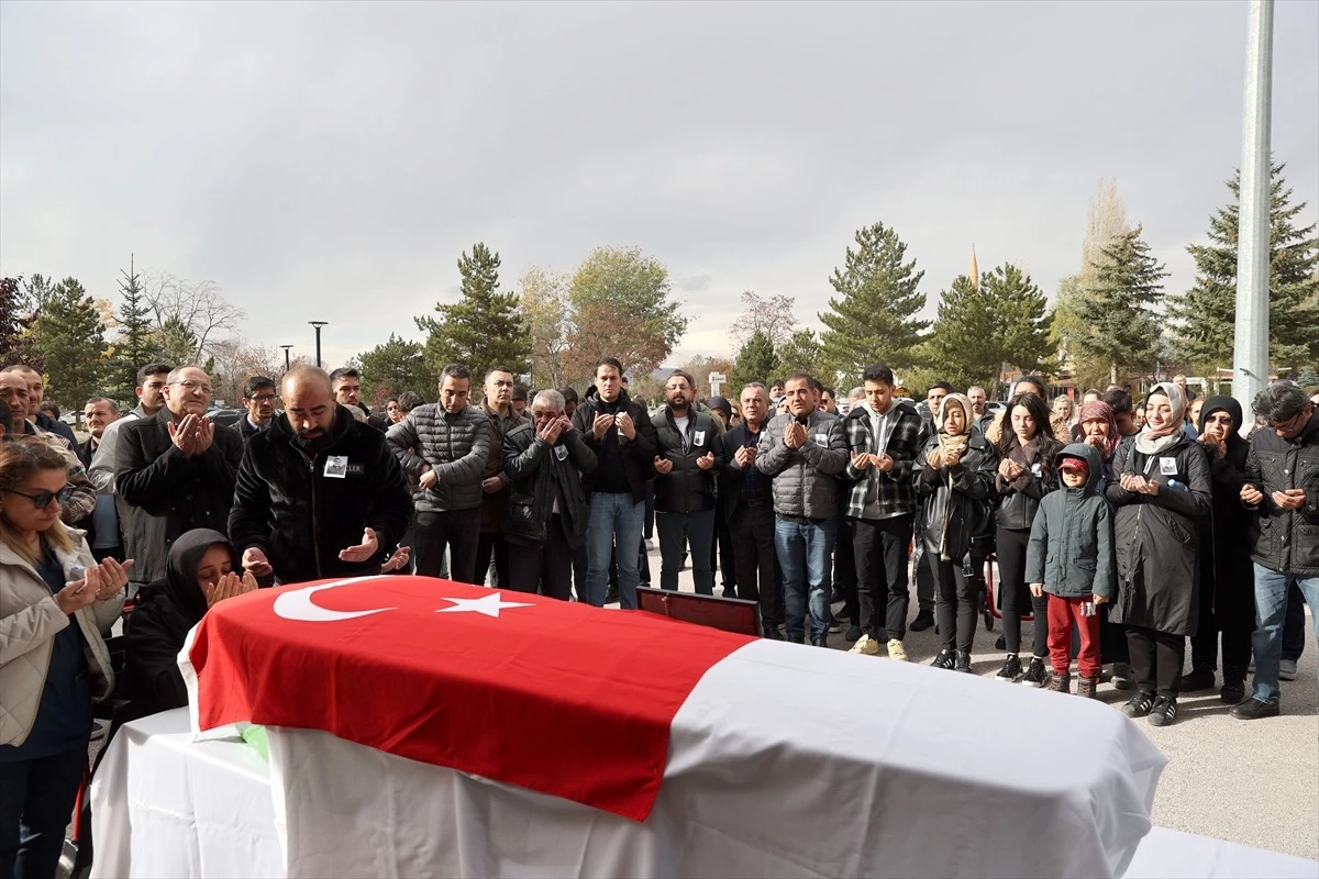 Sivas\'ta mesai arkadaşının evinde ölü bulunan erkek hemşirenin cenazesi toprağa verildi