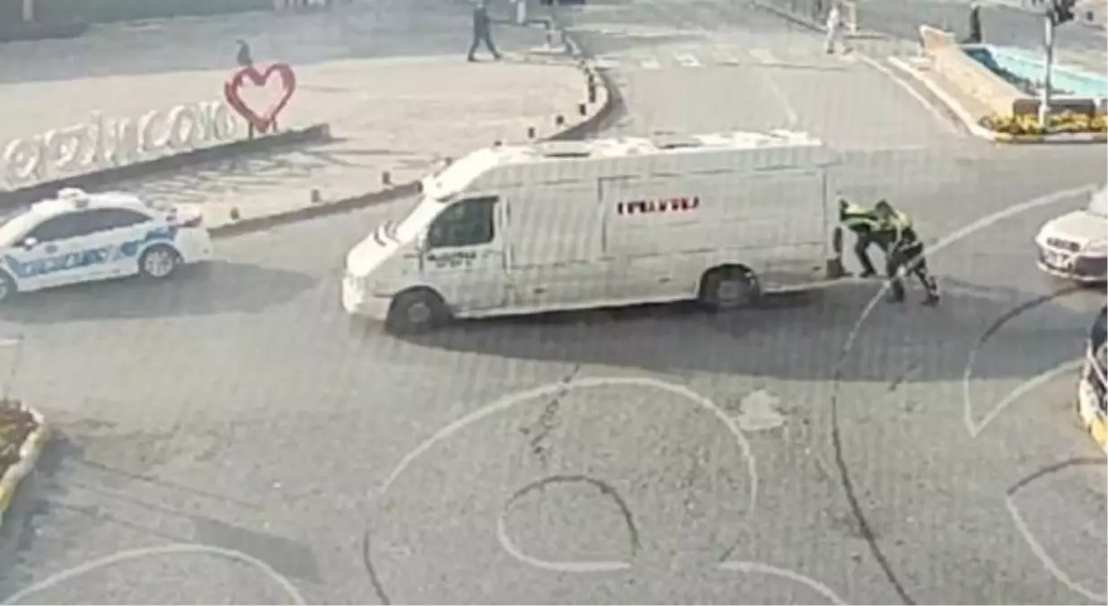 Erzincan\'da arızalanan minibüs trafik polisleri tarafından kavşaktan çıkarıldı