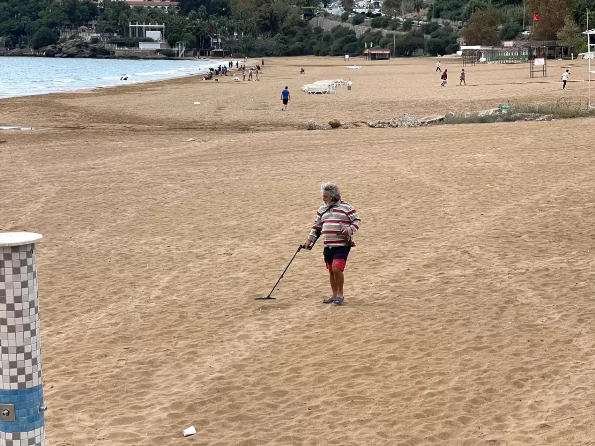 Alanya\'da Turistlerin Bıraktığı Değerli Eşyaları Define Avcıları Arıyor