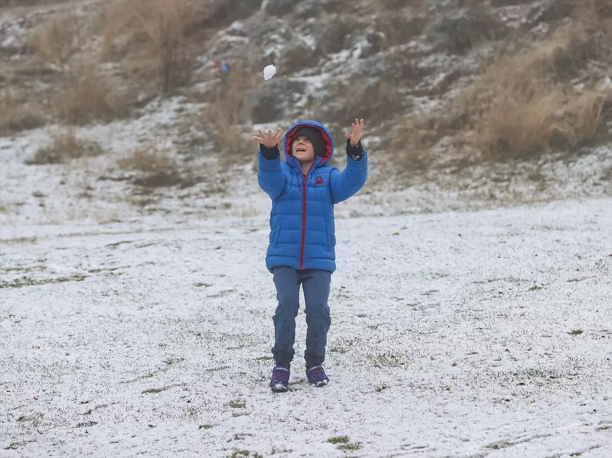 Uludağ\'da Mevsimin İlk Kar Yağışı