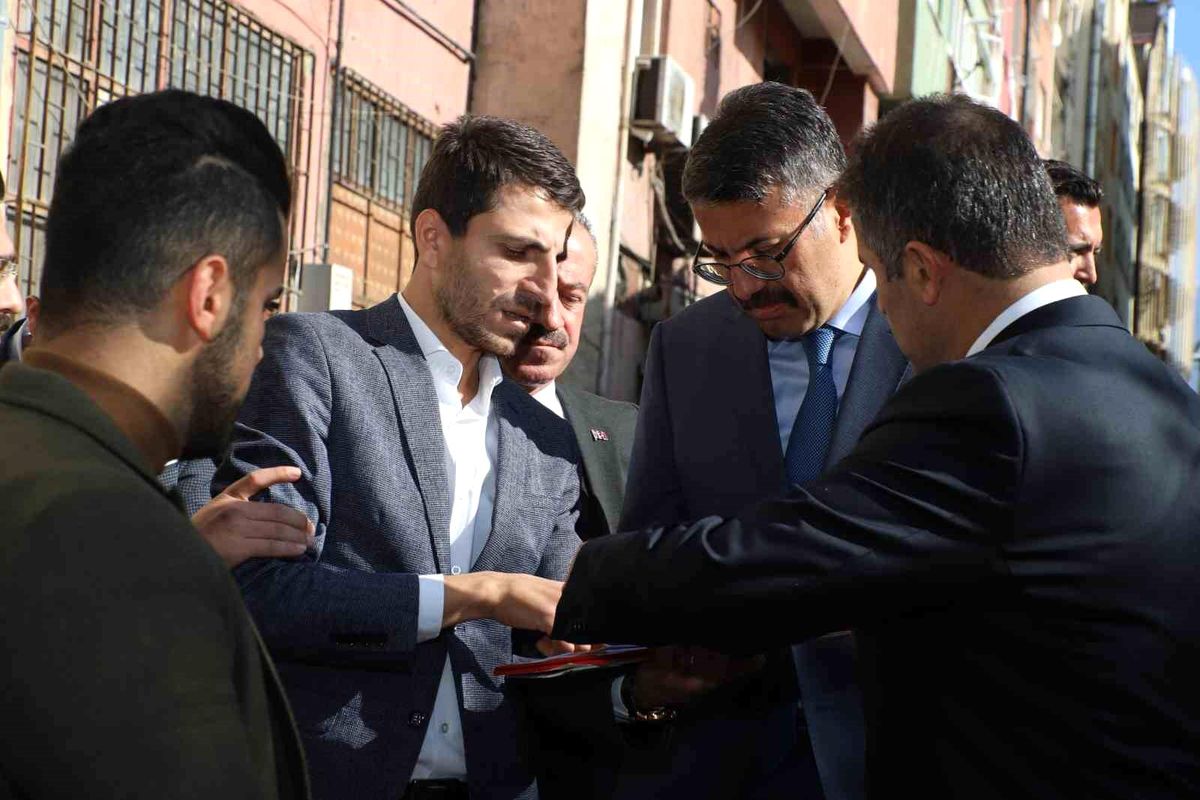 Hakkari Valisi Ali Çelik, Vatandaşların Davetini Kırmayarak Çay İçti