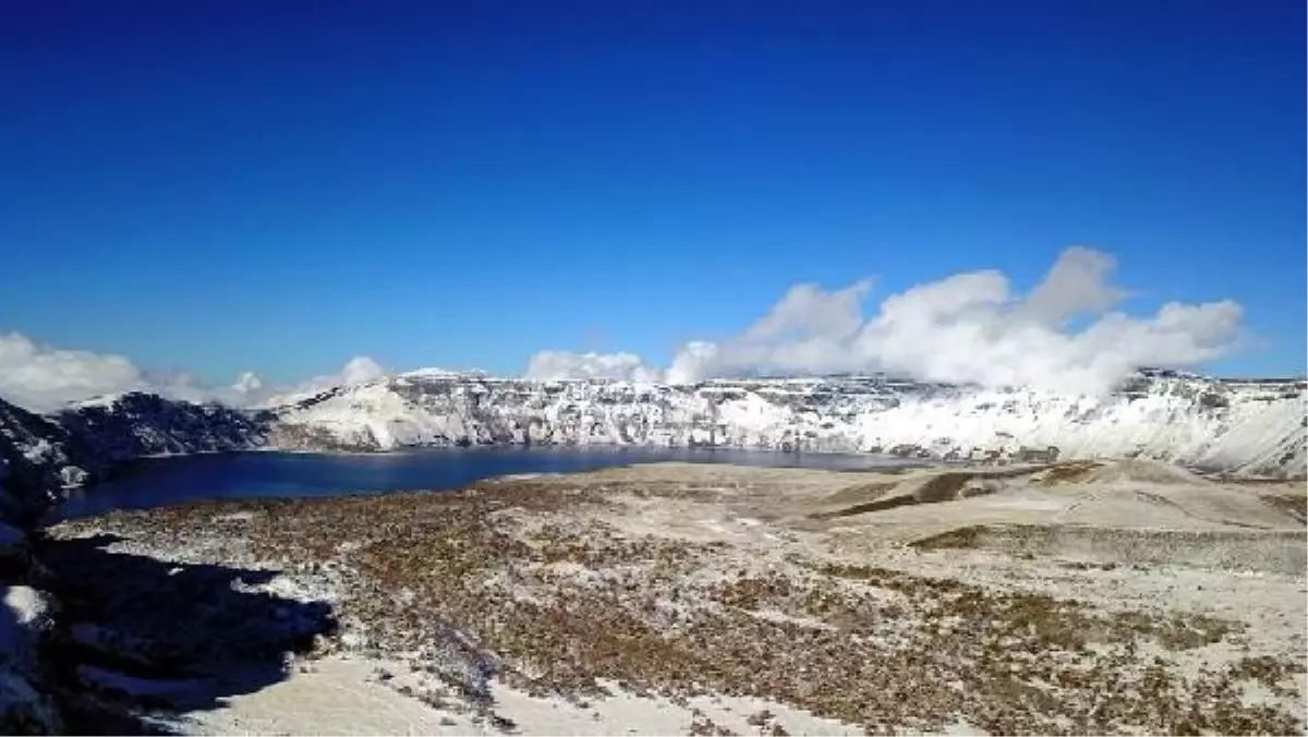 Nemrut Krater Gölü Kar Yağışıyla Güzelleşti