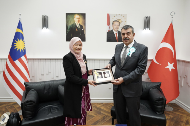 3. İstanbul Eğitim Zirvesi'ne katılan Milli Eğitim Bakanı Tekin, Malezya Eğitim Bakanı Fadhlina Binti Sidek ile görüştü