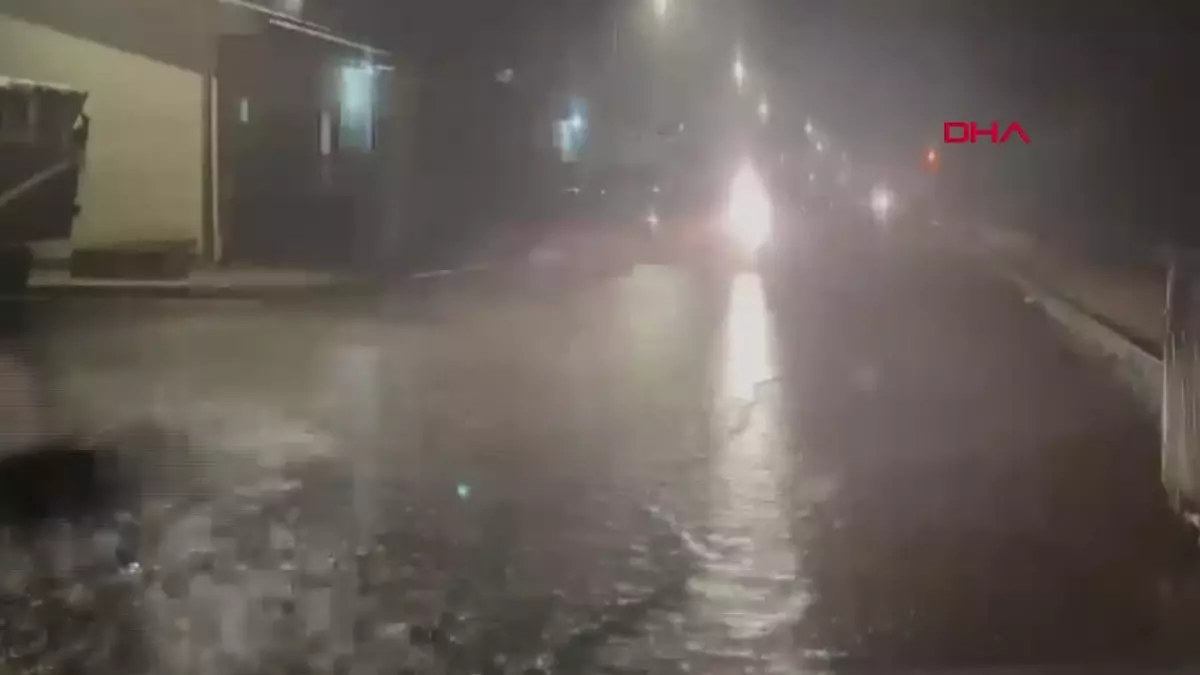 Adıyaman\'da Sağanak Yağmur Sonucu Cadde ve Sokaklar Sular Altında